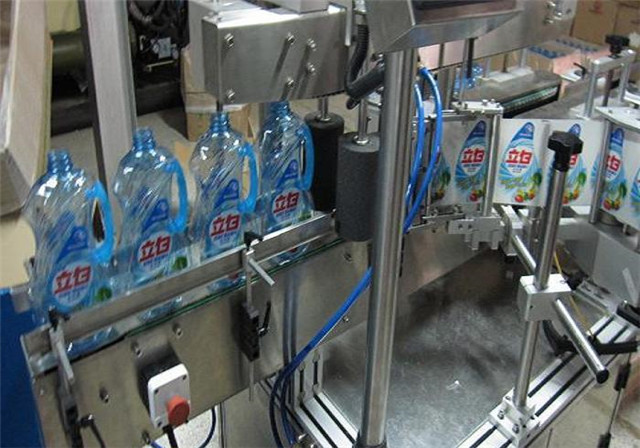 Automatische doppelseitige Etikettiermaschine für Shampoo-Lotionflaschen Details
