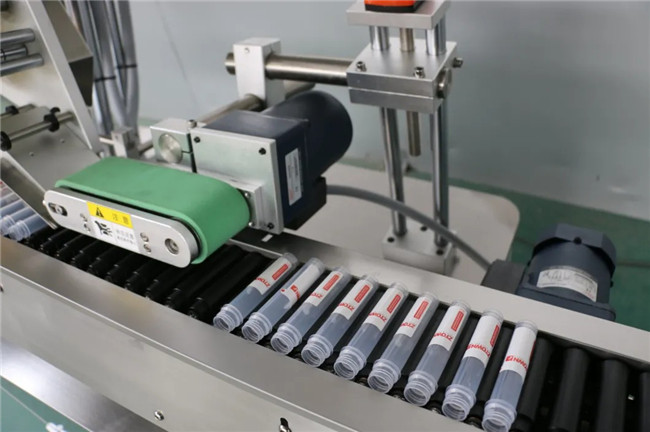 Automatische horizontale Wrap-Around-Spritzen-Aufkleber-Etikettiermaschine