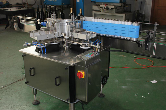 Automatische lineare runde Flaschen Cold Paste Wet Glue Labeling Machine