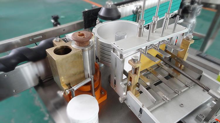 Vollautomatische Etikettiermaschine für Nassklebepapieretiketten für Alkoholprodukte